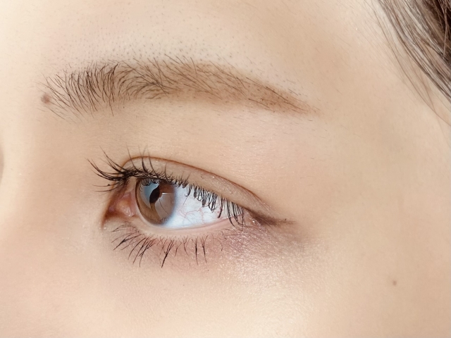 地眉のようなアイブロウアートメイクに！髪色や肌色に合わせた色選び